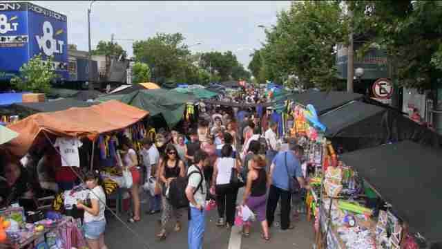 Los Reyes Magos buscan regalos de última hora en la vía blanca de Montevideo