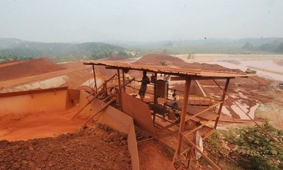 Angkara bauksit... boleh sebabkan risiko penyakit lupa