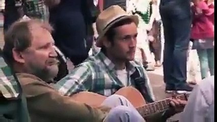 NO TODO ESTA PERDIDO! Mira lo que hacen estos Jovenes para Ayudar a un Hombre sin Hogar