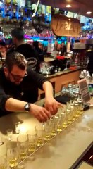 Un barman prépare des Jägerbombs en mode risqué mais quel talent!!!!