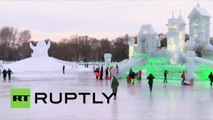 Une exposition de sculptures géantes sur glace en Chine