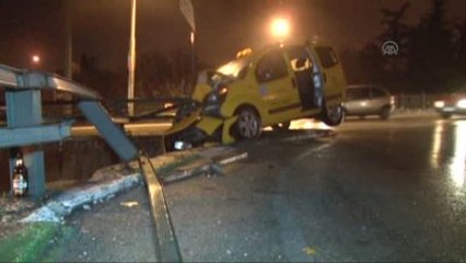 Çarptığı Köprülü Kavşağın Korkuluklarında Asılı Kaldı