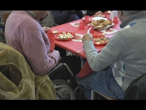 Napoli - Pranzo di solidarietà, gli alunni della Rodinò servono i pasti (21.12.15)