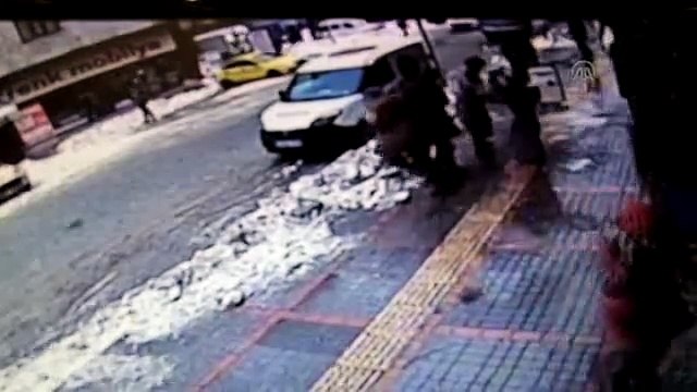 Une spectaculaire avalanche surprend les passants en plein centre-ville