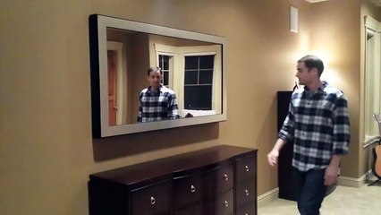 Ceci ressemble à un simple miroir, mais quand il le bascule