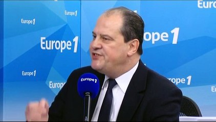 Déchéance de nationalité : Cambadélis ne veut ni "discrimination entre les Français" ni "apatrides"