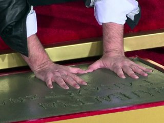 Quentin Tarantino laisse ses empreintes sur un trottoir de Hollywood