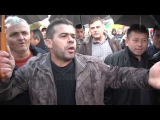 Video herunterladen: Lushnje, protestë për mungesën e energjisë elektrike - Top Channel Albania - News - Lajme