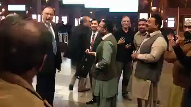 Insult of PML (N) Minister Ahsan Iqbal by PTI Workers at Airport