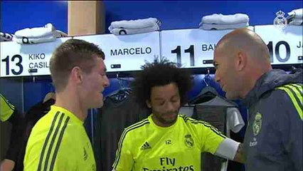 Zidane saluda a los jugadores en el vestuario