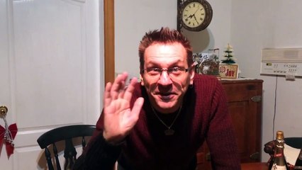 Tour de magie avec un sac en papier et une bière