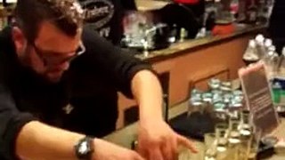Un barman prépare des Jägerbombs