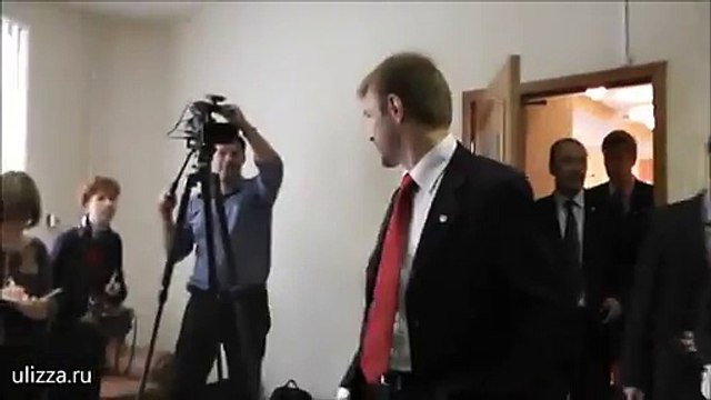 Накуренный австралийский журналист !!