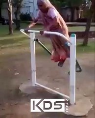 ھاھاھا دادی اماں کے کام دیکھو  (Old Lady Taking Swing)