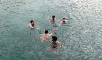 Yeniköy'de Gençler Buz Gibi Suda Haç Çıkartmak İçin Yarıştı