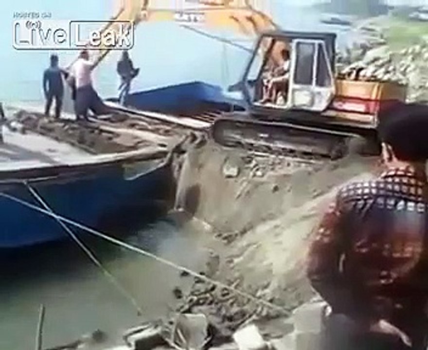 Une pelleteuse fait couler un bateau avec une manoeuvre totalement ridicule