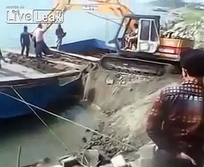 Une pelleteuse fait couler un bateau avec une manoeuvre totalement ridicule