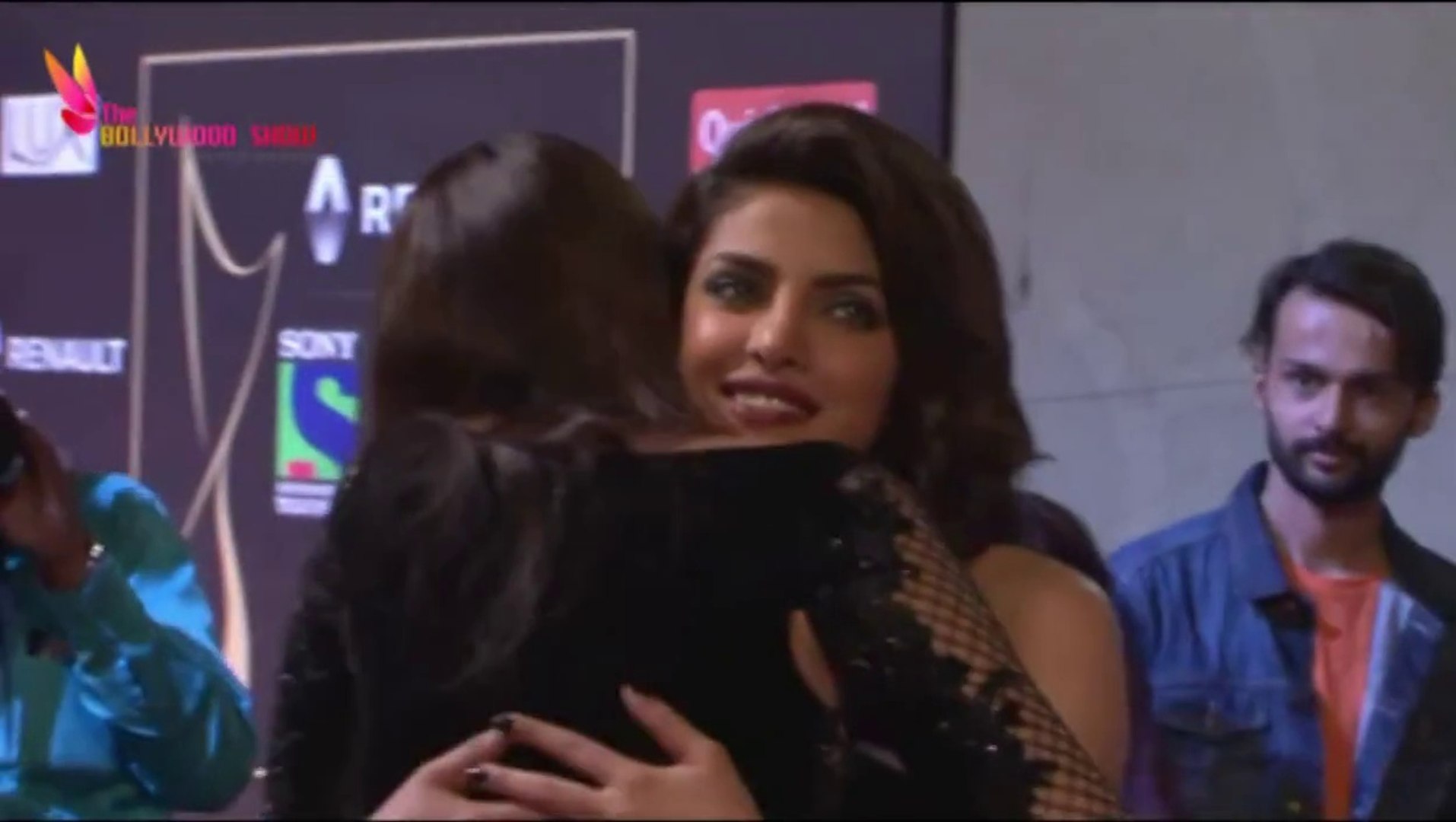 Xxxx Priyanka Chopra Sunny Leone - Hot Priyanka Chopra HUGS Porn Star Sunny Leone @ Sony Guild Awards 2015 -  video Dailymotion
