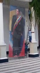 Afiche de Chávez fue removido de la Asamblea Nacional