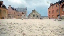 Una ciudad de Francia amaneció cubierta por espuma de mar