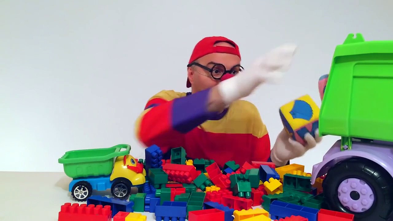 Dima der lustige Clown und der Lastwagen spielen mit Bausteinen! Toller Spass für Kinder