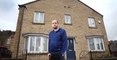 İngiltere'de 35 Kişilik Çete, Adama Saldırdı