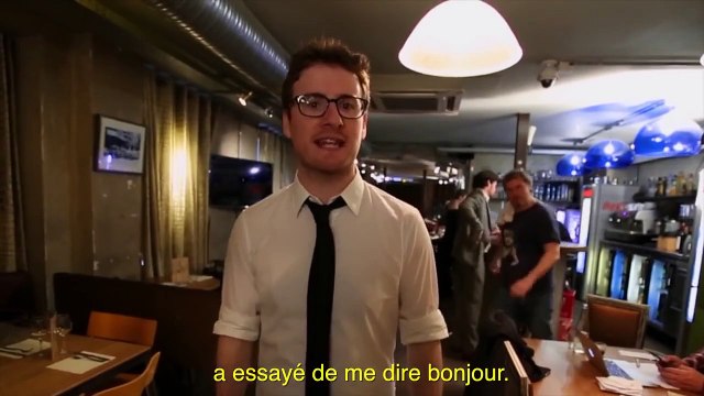 Un anglais se moque de la bise à la française