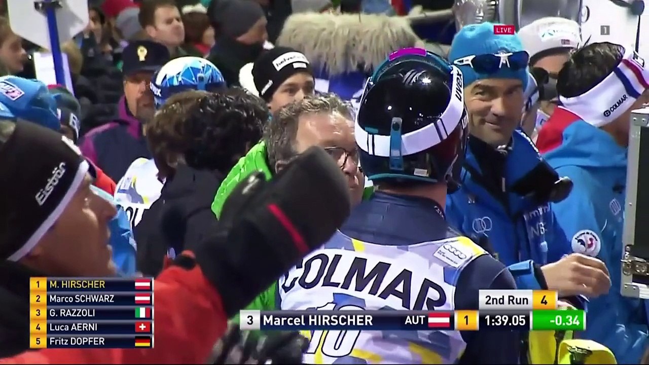 Un drone se crashe tout pret d'un skieur pendant une course de descente