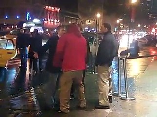 Un mec bourré teste les limites d'un videur... Mauvaise idée