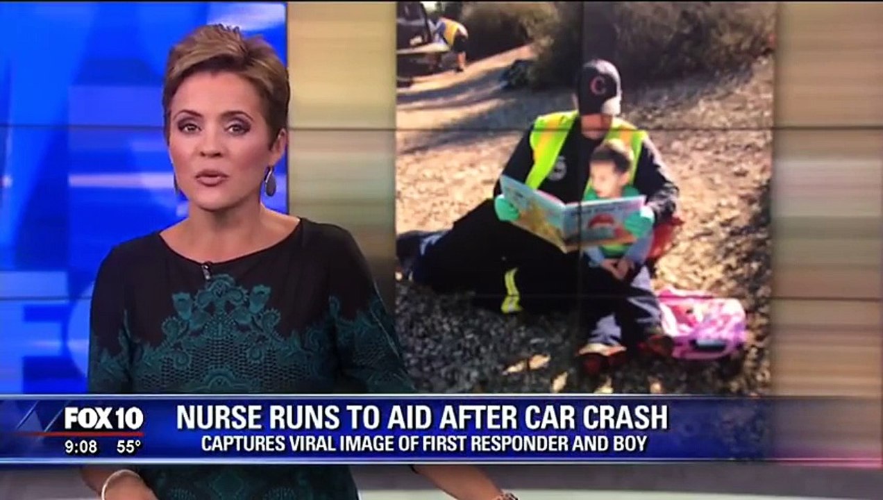 Elle prend en photo ce pompier qui lit un livre à un gamin, puis elle remarque la scène derrière eux!