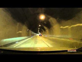 Баба ,,поймала белку,, на дороге   Insane woman on the road