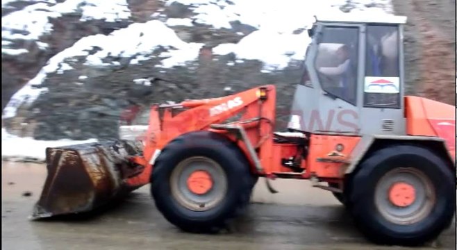 Qafë Mali-Fierzë e bllokuar nga rrëshkitjet e dheut, akset e tjera të kalueshme- Ora News