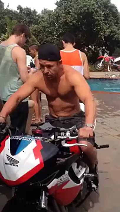 Havuzda Biten Moto Show