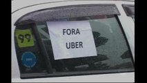 Taxistas destroem carro do Uber em São Paulo