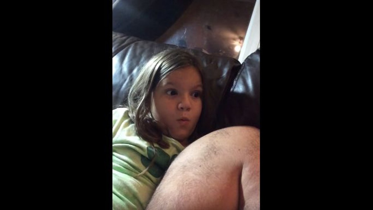 Une petite fille découvre la scène « Je suis ton père »