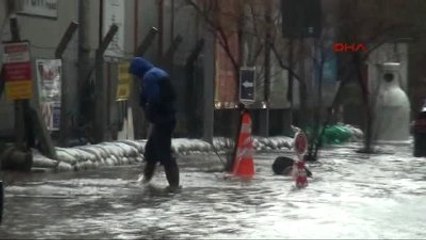 İzmir Fırtına ve Yağmur Hayatı Olumsuz Etkiledi