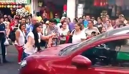 Mujer ataca a su esposo cuando estaba con su amante en el carro