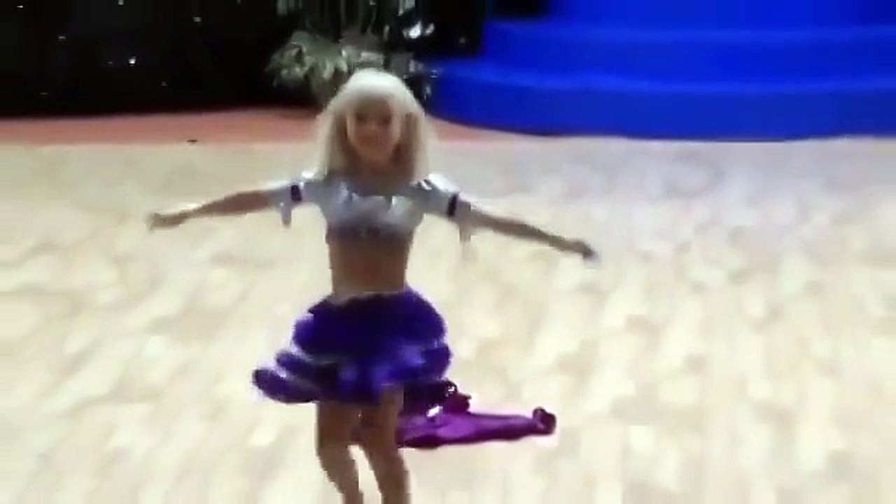 ДЕВЧУШКА ЗАЖИГАЕТ! СУПЕР!