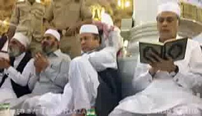 PM Nawaz Shareef Rare Video In Masjid e Nabvi .. Look What He is Doing