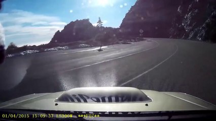 Une Subaru roule trop vite et tombe dans un ravin