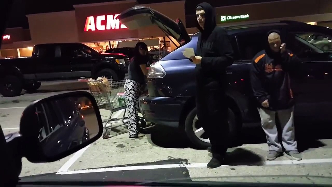 Un homme surprend des gens qui utilisent des cheques de l'aide sociale alors qu'ils ont de l'argent