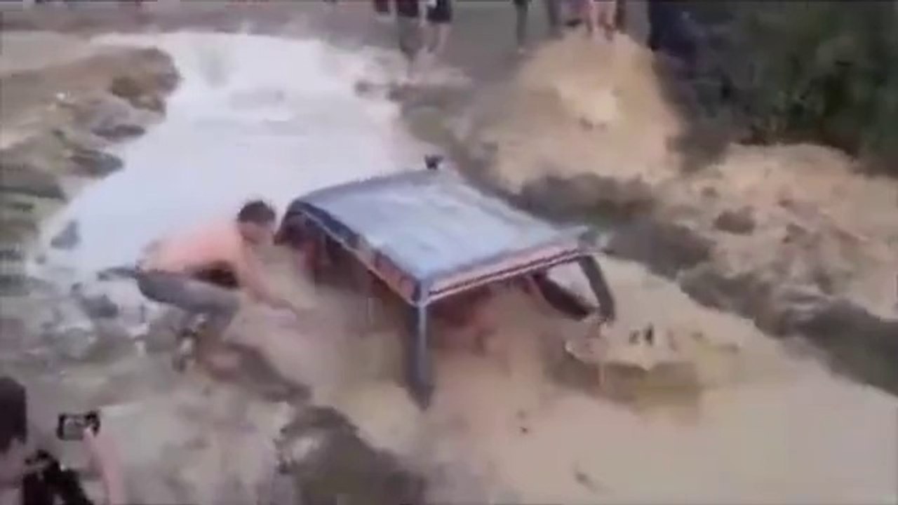 Noyer sa jeep et les passagers dans une flaque de boue...