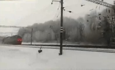 В Сети появилось видео страшного столкновения поезда с трактором под Минском