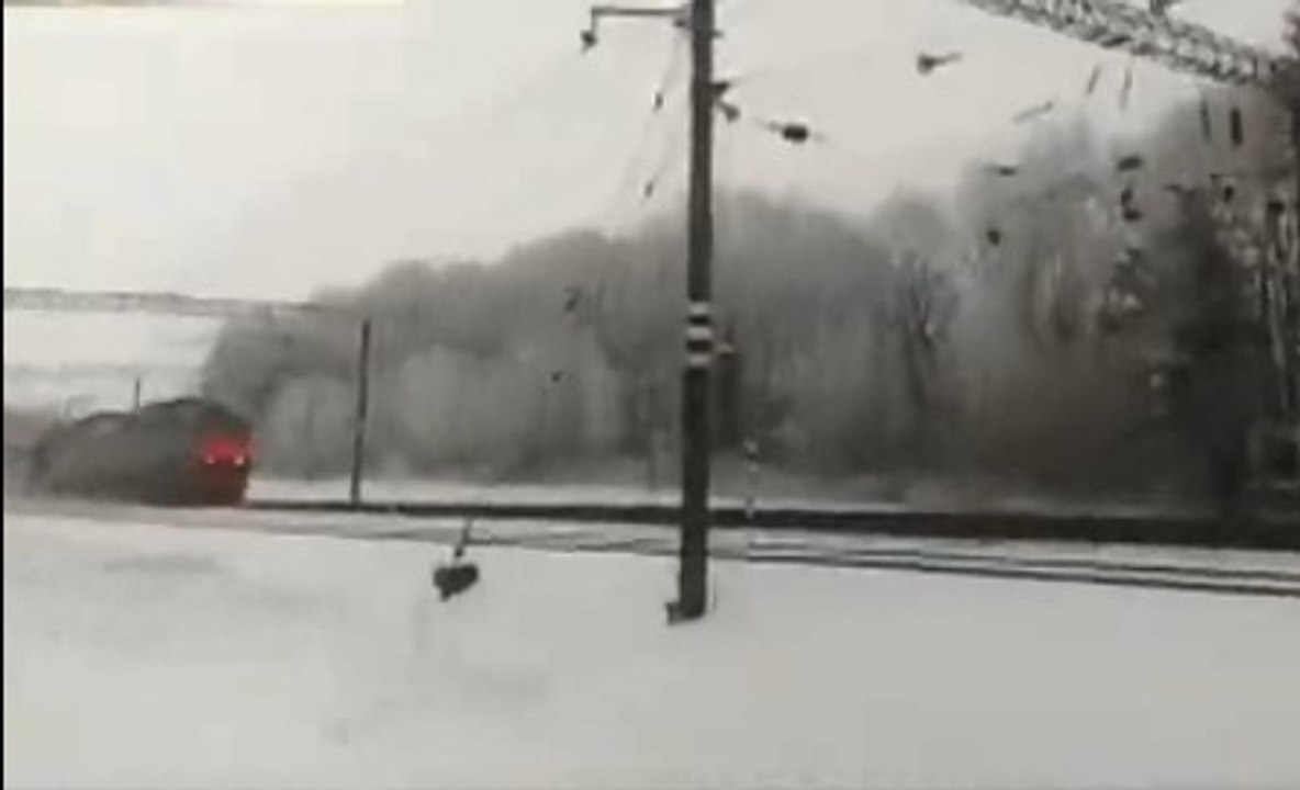 В Сети появилось видео страшного столкновения поезда с трактором под Минском
