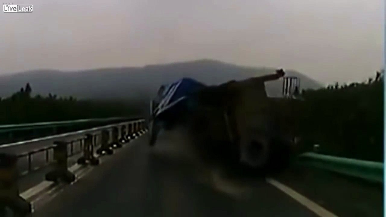 حادث انقلاب شاحنة غريب