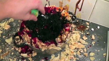 I react to How to make a moving Halloween cupcake (HowToBasic)