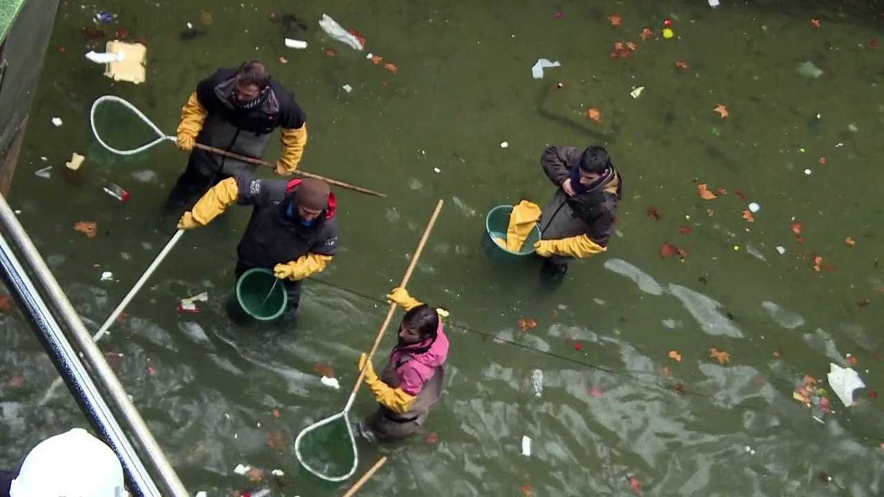 Kanal Saint-Martin in Paris entpuppt sich als Müllhald