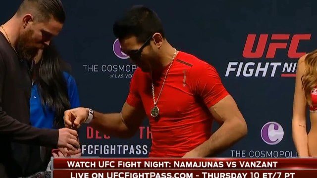 Девушка сгорает от желания