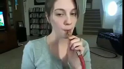 فتاة تتحدى أي رجل في العالم بمهارتها في الشيشة هه