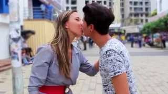 Besos Faciles (NIÑAS SEXY) Kissing Prank Como Dar Besos a Chicas Pranks 2015